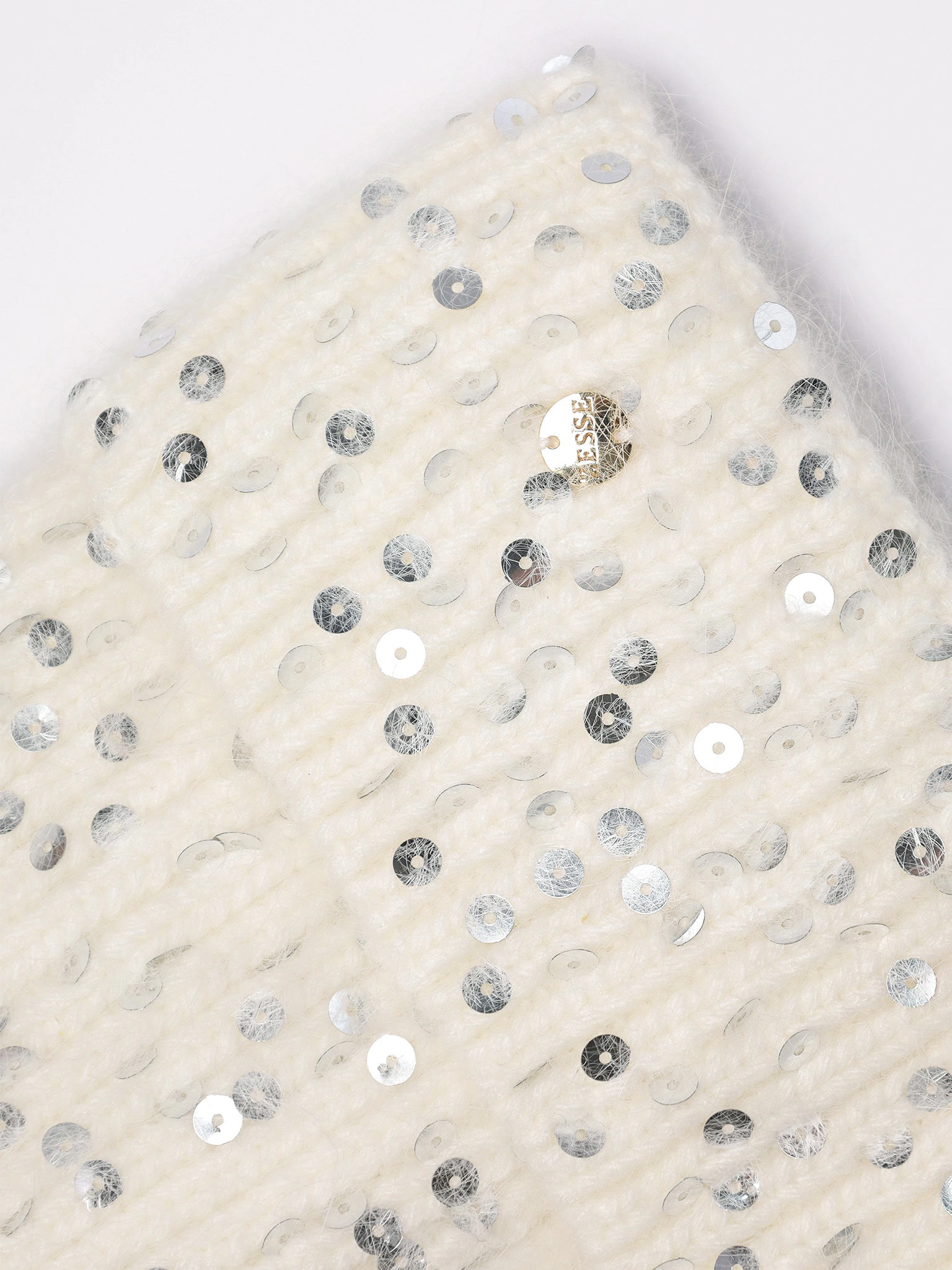 Шапка-бини с отворотом с пайетками белого цвета